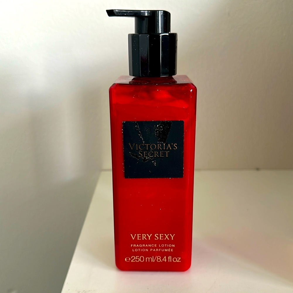 NWT Victoria’s Secret very sexy fragrance lotion size 250mL/8.4fl oz